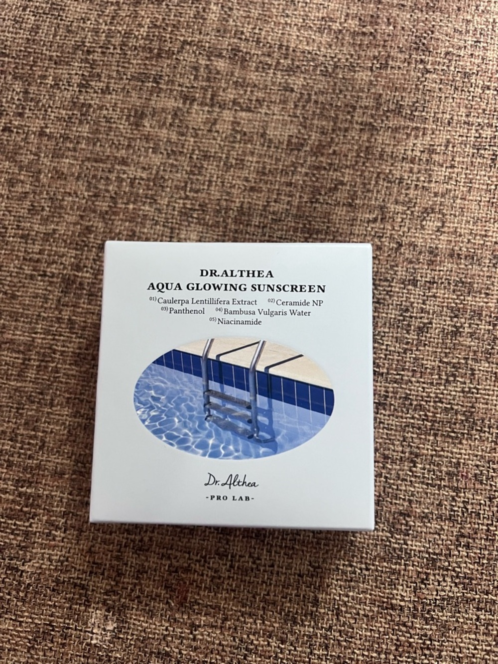 Dr. Althea Aqua Glowing Sunscreen - White & Blue